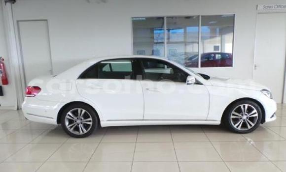 Sayi Na hannu Mercedes-Benz 200 White Mota in Maseru a Maseru Sayi Na hannu Mercedes-Benz 200 White Mota in Maseru a Maseru