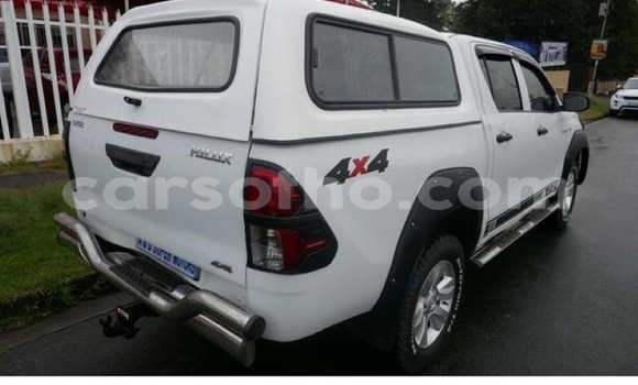 اشتري مستعمل Toyota Hilux White سيارة في Hlotse في Leribe اشتري مستعمل Toyota Hilux White سيارة في Hlotse في Leribe