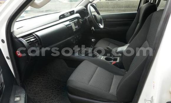 اشتري مستعمل Toyota Hilux White سيارة في Hlotse في Leribe اشتري مستعمل Toyota Hilux White سيارة في Hlotse في Leribe