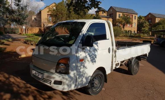 اشتري مستعمل Hyundai H200 White شاحنة في Mohale's Hoek في Mohale's Hoek اشتري مستعمل Hyundai H200 White شاحنة في Mohale's Hoek في Mohale's Hoek