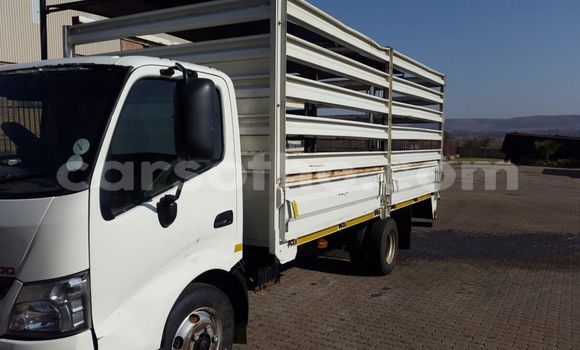 Buy Used Hino 300 Series White Truck in Maputsoa in Leribe Buy Used Hino 300 Series White Truck in Maputsoa in Leribe