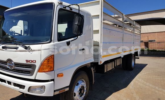 Sayi Na hannu Hino 300 Series White Babbar mota in Maputsoa a Leribe Sayi Na hannu Hino 300 Series White Babbar mota in Maputsoa a Leribe