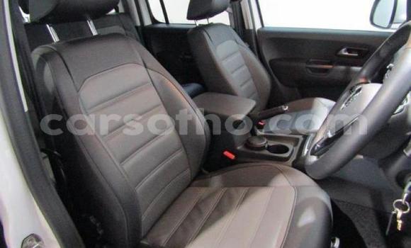 Sayi Na hannu Volkswagen Amarok White Mota in Roma a Maseru Sayi Na hannu Volkswagen Amarok White Mota in Roma a Maseru