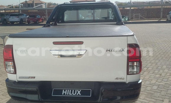 Sayi Na hannu Toyota Hilux White Mota in Maseru a Maseru Sayi Na hannu Toyota Hilux White Mota in Maseru a Maseru