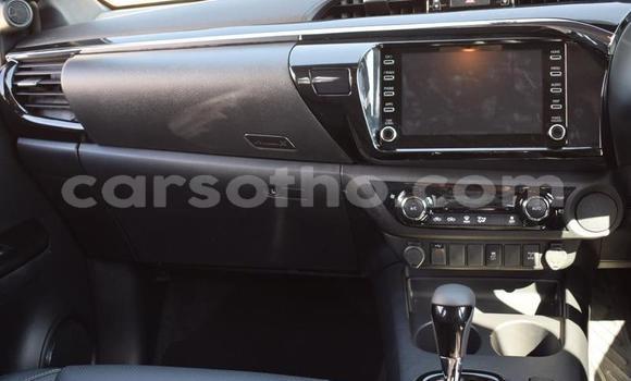 Sayi Na hannu Toyota Hilux Beige Mota in Butha–Buthe a Thaba-Tseka Sayi Na hannu Toyota Hilux Beige Mota in Butha–Buthe a Thaba-Tseka