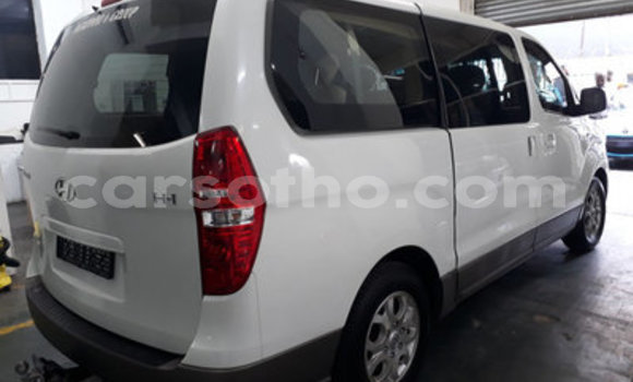 Sayi Na hannu Hyundai H1 White Mota in Maseru a Maseru Sayi Na hannu Hyundai H1 White Mota in Maseru a Maseru