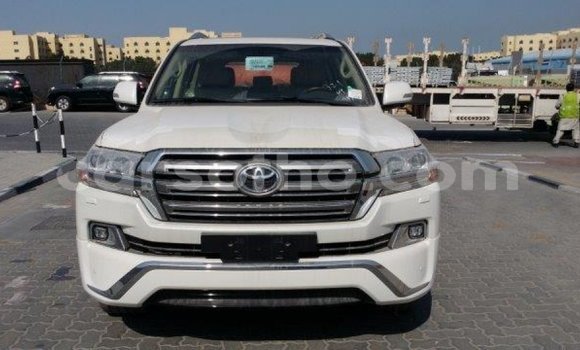 Sayi Imported Toyota Land Cruiser White Mota in Import - Dubai a Maseru Sayi Imported Toyota Land Cruiser White Mota in Import - Dubai a Maseru