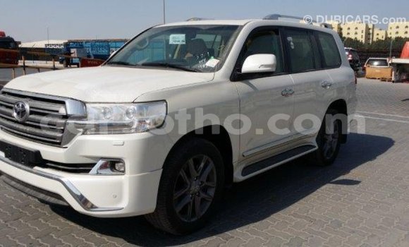 Sayi Imported Toyota Land Cruiser White Mota in Import - Dubai a Maseru Sayi Imported Toyota Land Cruiser White Mota in Import - Dubai a Maseru