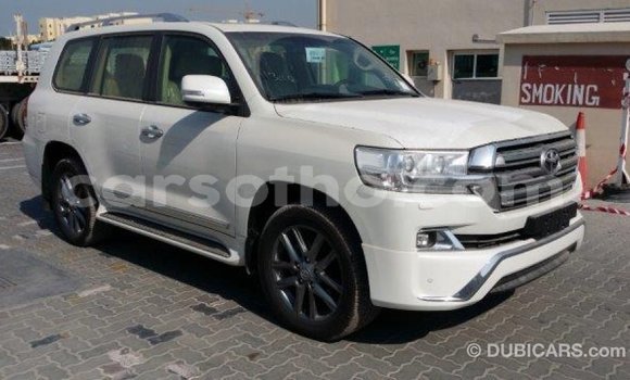 Sayi Imported Toyota Land Cruiser White Mota in Import - Dubai a Maseru Sayi Imported Toyota Land Cruiser White Mota in Import - Dubai a Maseru