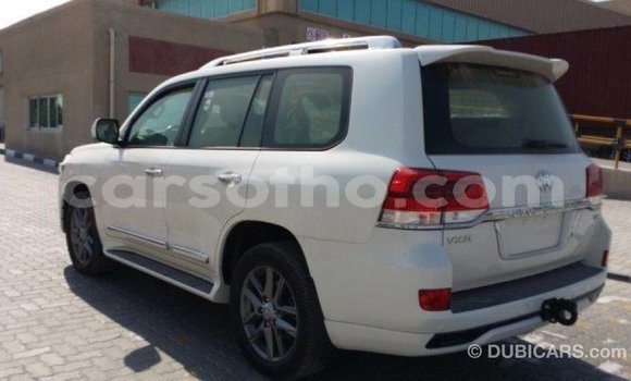 Sayi Imported Toyota Land Cruiser White Mota in Import - Dubai a Maseru Sayi Imported Toyota Land Cruiser White Mota in Import - Dubai a Maseru
