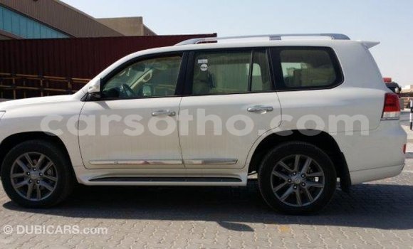 Sayi Imported Toyota Land Cruiser White Mota in Import - Dubai a Maseru Sayi Imported Toyota Land Cruiser White Mota in Import - Dubai a Maseru