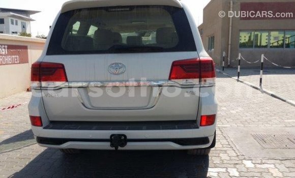 Sayi Imported Toyota Land Cruiser White Mota in Import - Dubai a Maseru Sayi Imported Toyota Land Cruiser White Mota in Import - Dubai a Maseru