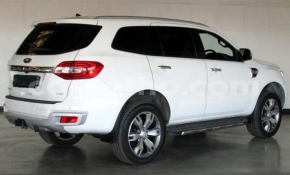 Sayi Na hannu Ford Everest White Mota in Butha Buthe a Butha-Buthe Sayi Na hannu Ford Everest White Mota in Butha Buthe a Butha-Buthe