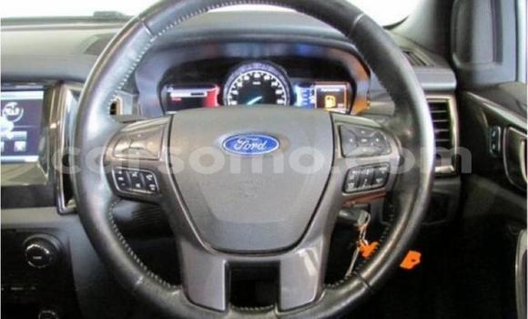 Sayi Na hannu Ford Everest White Mota in Butha Buthe a Butha-Buthe Sayi Na hannu Ford Everest White Mota in Butha Buthe a Butha-Buthe