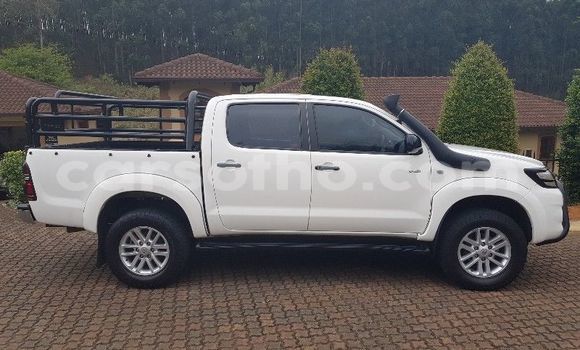 Sayi Na hannu Toyota Hilux White Mota in Maseru a Maseru Sayi Na hannu Toyota Hilux White Mota in Maseru a Maseru
