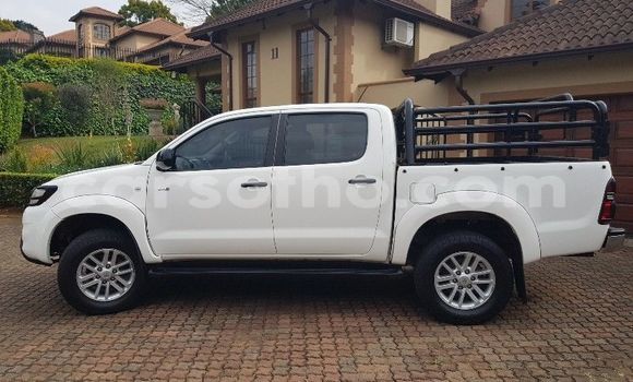 Sayi Na hannu Toyota Hilux White Mota in Maseru a Maseru Sayi Na hannu Toyota Hilux White Mota in Maseru a Maseru