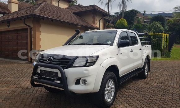 Sayi Na hannu Toyota Hilux White Mota in Maseru a Maseru Sayi Na hannu Toyota Hilux White Mota in Maseru a Maseru
