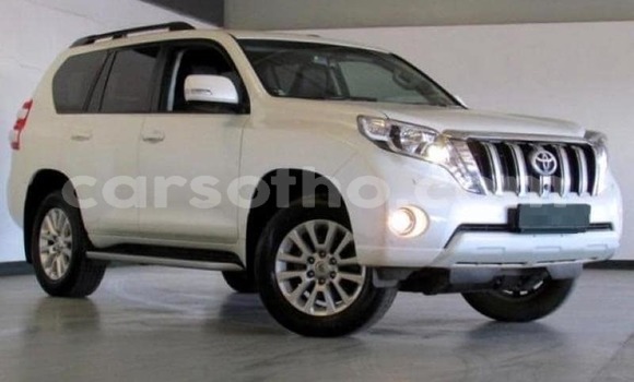 Sayi Na hannu Toyota Land Cruiser Prado White Mota in Maseru a Maseru Sayi Na hannu Toyota Land Cruiser Prado White Mota in Maseru a Maseru