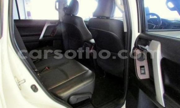 Sayi Na hannu Toyota Land Cruiser Prado White Mota in Maseru a Maseru Sayi Na hannu Toyota Land Cruiser Prado White Mota in Maseru a Maseru