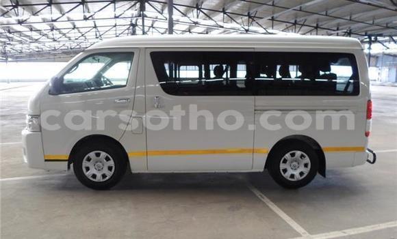 Sayi Na hannu Toyota Grand HiAce White Mota in Maseru a Maseru Sayi Na hannu Toyota Grand HiAce White Mota in Maseru a Maseru