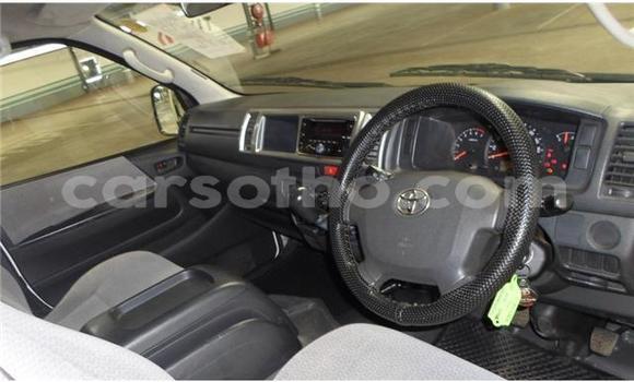 Sayi Na hannu Toyota Grand HiAce White Mota in Maseru a Maseru Sayi Na hannu Toyota Grand HiAce White Mota in Maseru a Maseru