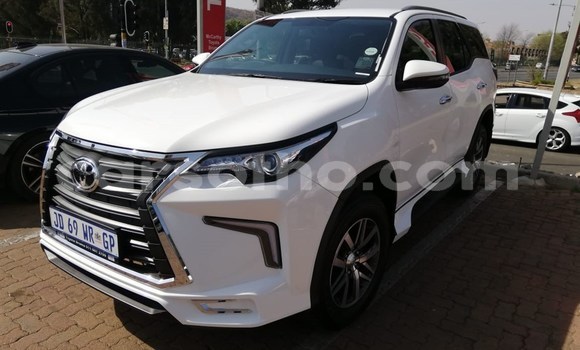 Sayi Na hannu Toyota Fortuner White Mota in Mokhotlong a Berea Sayi Na hannu Toyota Fortuner White Mota in Mokhotlong a Berea