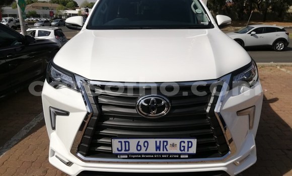 Sayi Na hannu Toyota Fortuner White Mota in Mokhotlong a Berea Sayi Na hannu Toyota Fortuner White Mota in Mokhotlong a Berea