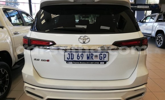 Sayi Na hannu Toyota Fortuner White Mota in Mokhotlong a Berea Sayi Na hannu Toyota Fortuner White Mota in Mokhotlong a Berea