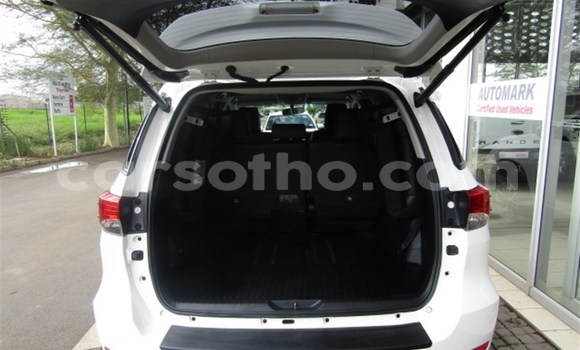 Sayi Na hannu Toyota Fortuner White Mota in Mokhotlong a Berea Sayi Na hannu Toyota Fortuner White Mota in Mokhotlong a Berea