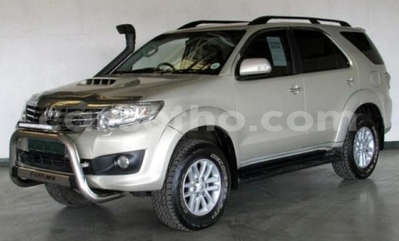 Sayi Na hannu Toyota Fortuner Silver Mota in Maseru a Maseru Sayi Na hannu Toyota Fortuner Silver Mota in Maseru a Maseru
