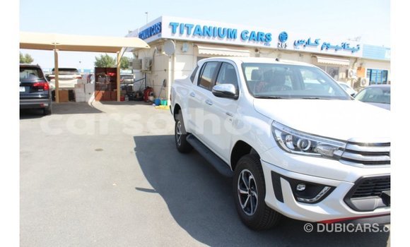 Sayi Imported Toyota Hilux White Mota in Import - Dubai a Maseru Sayi Imported Toyota Hilux White Mota in Import - Dubai a Maseru