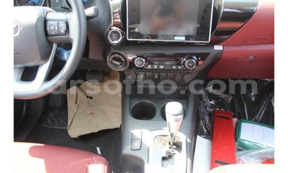 Sayi Imported Toyota Hilux White Mota in Import - Dubai a Maseru Sayi Imported Toyota Hilux White Mota in Import - Dubai a Maseru