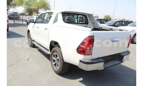 Sayi Imported Toyota Hilux White Mota in Import - Dubai a Maseru Sayi Imported Toyota Hilux White Mota in Import - Dubai a Maseru