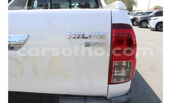 Sayi Imported Toyota Hilux White Mota in Import - Dubai a Maseru Sayi Imported Toyota Hilux White Mota in Import - Dubai a Maseru