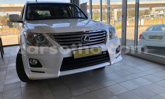 Sayi Na hannu Lexus LX 570 White Mota in Maseru a Maseru Sayi Na hannu Lexus LX 570 White Mota in Maseru a Maseru