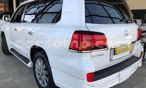 Sayi Na hannu Lexus LX 570 White Mota in Maseru a Maseru Sayi Na hannu Lexus LX 570 White Mota in Maseru a Maseru