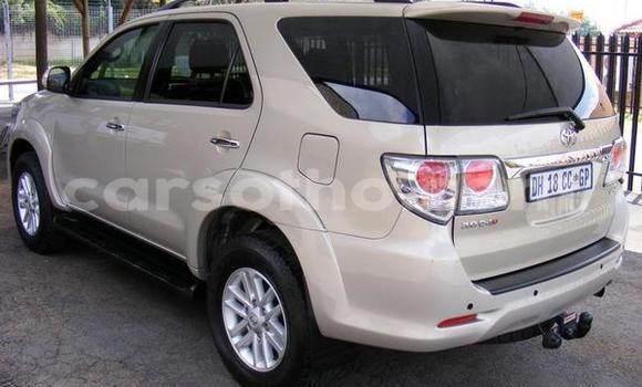 Sayi Na hannu Toyota Fortuner Beige Mota in Maseru a Maseru Sayi Na hannu Toyota Fortuner Beige Mota in Maseru a Maseru