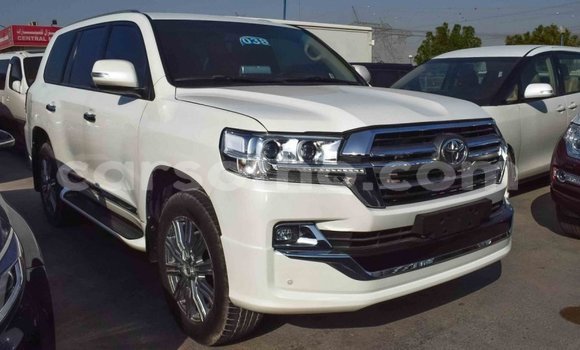 Sayi Imported Toyota Land Cruiser White Mota in Import - Dubai a Maseru Sayi Imported Toyota Land Cruiser White Mota in Import - Dubai a Maseru