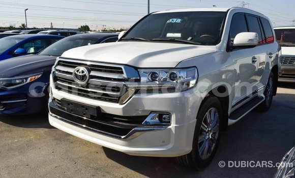 Sayi Imported Toyota Land Cruiser White Mota in Import - Dubai a Maseru Sayi Imported Toyota Land Cruiser White Mota in Import - Dubai a Maseru