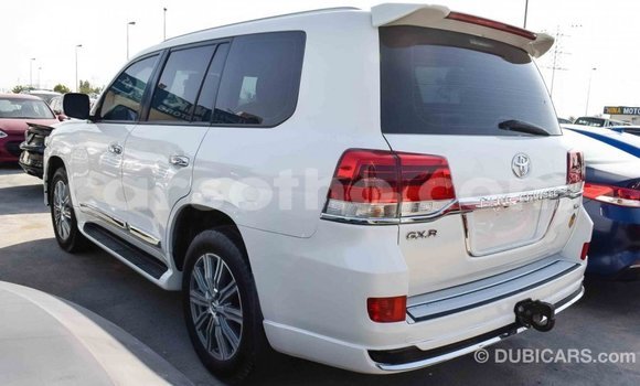 Sayi Imported Toyota Land Cruiser White Mota in Import - Dubai a Maseru Sayi Imported Toyota Land Cruiser White Mota in Import - Dubai a Maseru