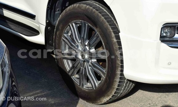Sayi Imported Toyota Land Cruiser White Mota in Import - Dubai a Maseru Sayi Imported Toyota Land Cruiser White Mota in Import - Dubai a Maseru