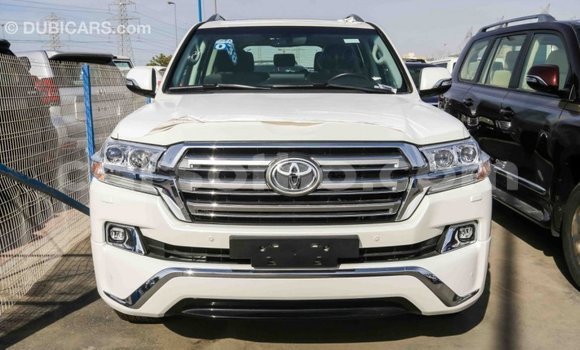 Sayi Imported Toyota Land Cruiser White Mota in Import - Dubai a Maseru Sayi Imported Toyota Land Cruiser White Mota in Import - Dubai a Maseru