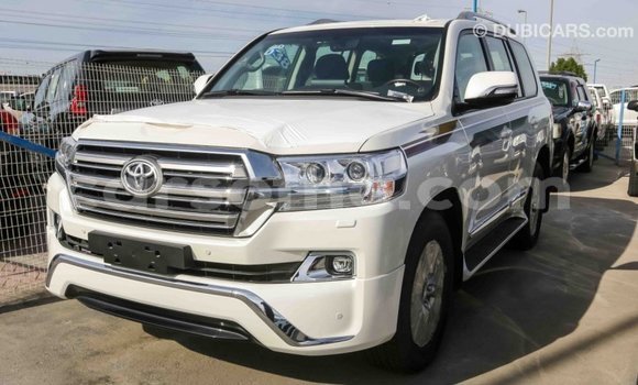 Sayi Imported Toyota Land Cruiser White Mota in Import - Dubai a Maseru Sayi Imported Toyota Land Cruiser White Mota in Import - Dubai a Maseru