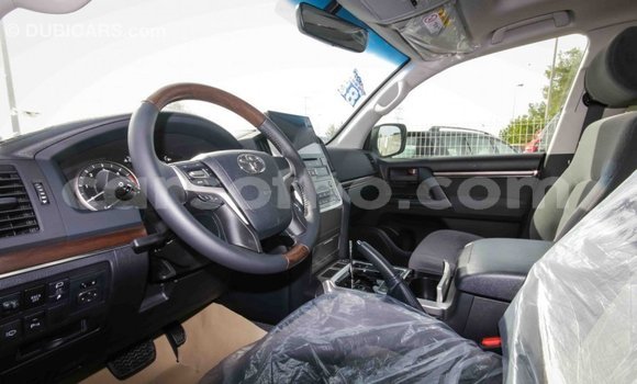 Sayi Imported Toyota Land Cruiser White Mota in Import - Dubai a Maseru Sayi Imported Toyota Land Cruiser White Mota in Import - Dubai a Maseru