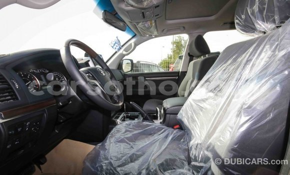 Sayi Imported Toyota Land Cruiser White Mota in Import - Dubai a Maseru Sayi Imported Toyota Land Cruiser White Mota in Import - Dubai a Maseru