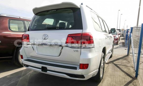 Sayi Imported Toyota Land Cruiser White Mota in Import - Dubai a Maseru Sayi Imported Toyota Land Cruiser White Mota in Import - Dubai a Maseru