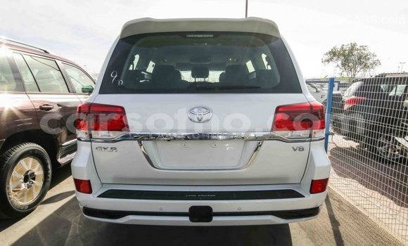 Sayi Imported Toyota Land Cruiser White Mota in Import - Dubai a Maseru Sayi Imported Toyota Land Cruiser White Mota in Import - Dubai a Maseru