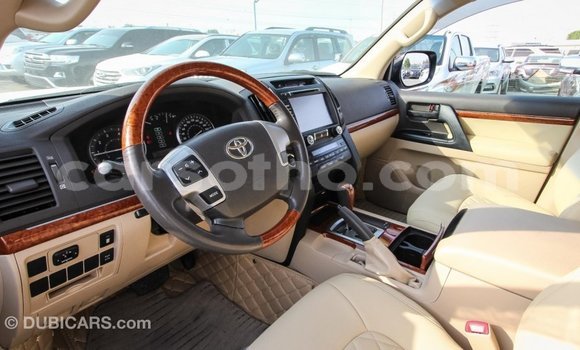 Acheter Import Voiture Toyota Land Cruiser Blanc à Import - Dubai, Maseru Acheter Import Voiture Toyota Land Cruiser Blanc à Import - Dubai, Maseru
