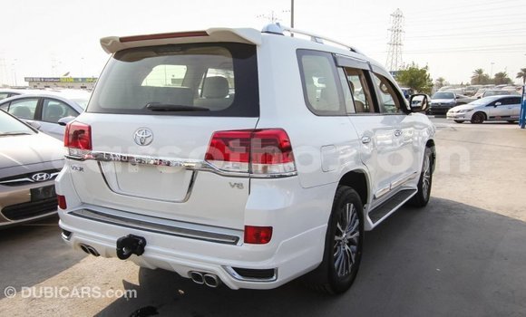 Acheter Import Voiture Toyota Land Cruiser Blanc à Import - Dubai, Maseru Acheter Import Voiture Toyota Land Cruiser Blanc à Import - Dubai, Maseru