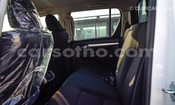 Sayi Imported Toyota Hilux White Mota in Import - Dubai a Maseru Sayi Imported Toyota Hilux White Mota in Import - Dubai a Maseru